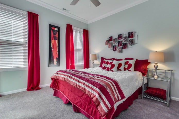 czerwone tekstylia w sypialni