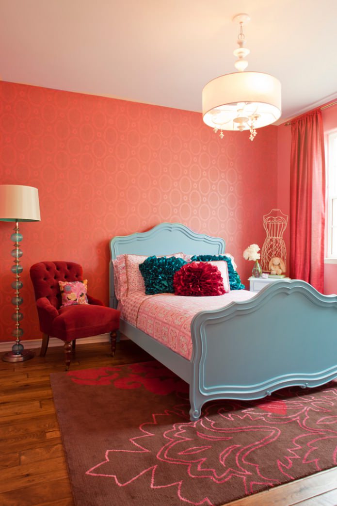 turkusowoczerwona sypialnia z białym sufitem