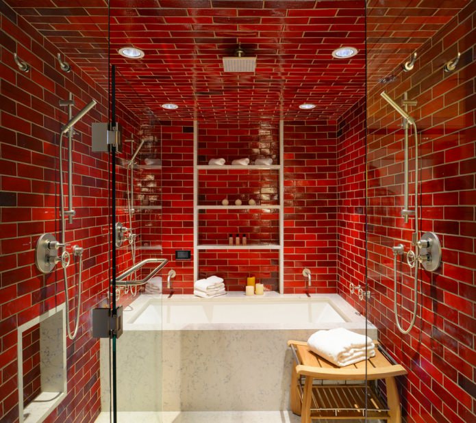 červené cihlové zdi v koupelně