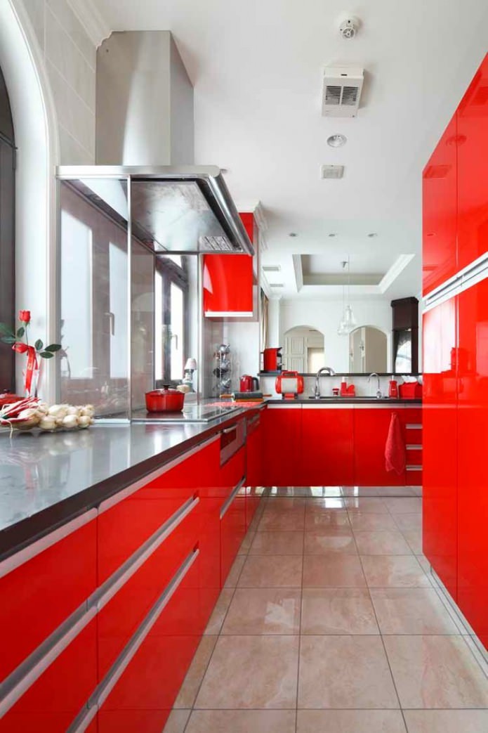 raudoni frontai virtuvėje