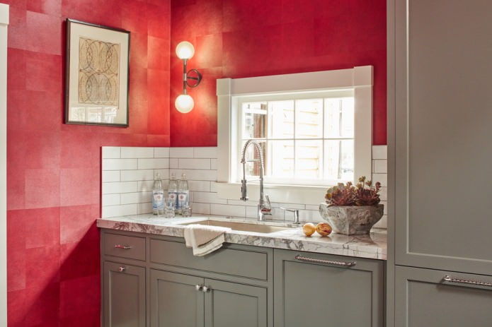 Červeno-sivo-biely interiér kuchyne