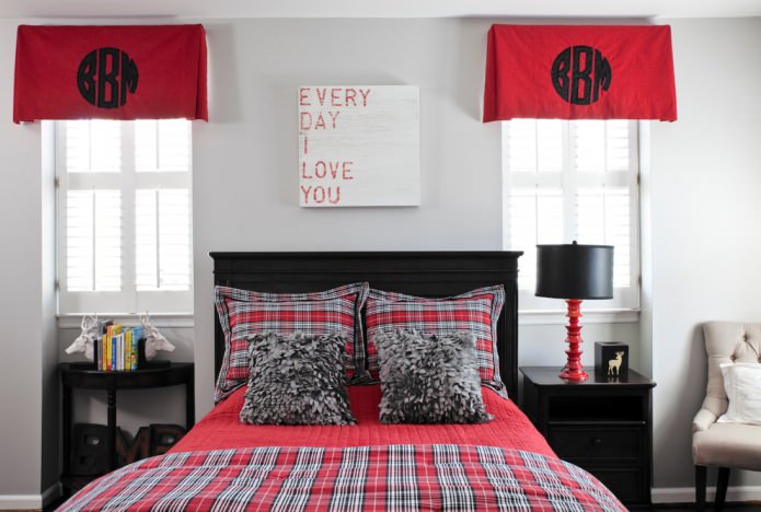 Melni pelēks-sarkans guļamistabas interjers