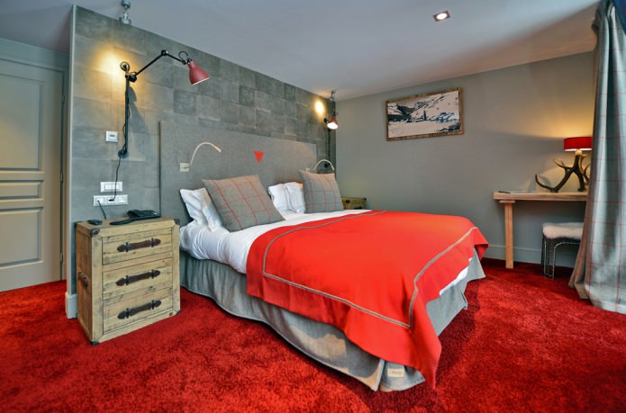 raudonas kilimas miegamajame