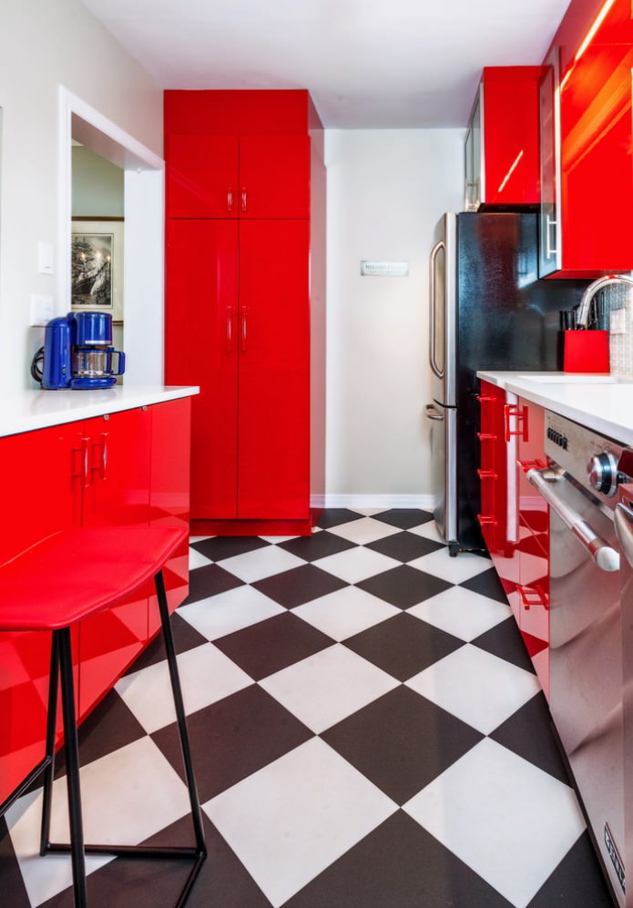 חזיתות אדומות במטבח
