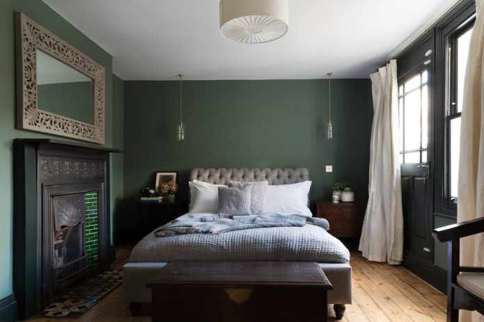 Zaļā guļamistaba ar gaišiem aizkariem
