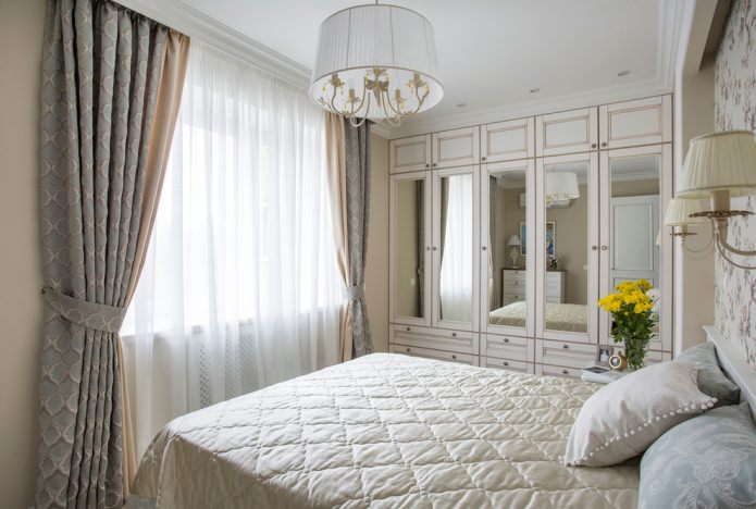 gardiner og tyl matches med tonen i et lille soveværelse