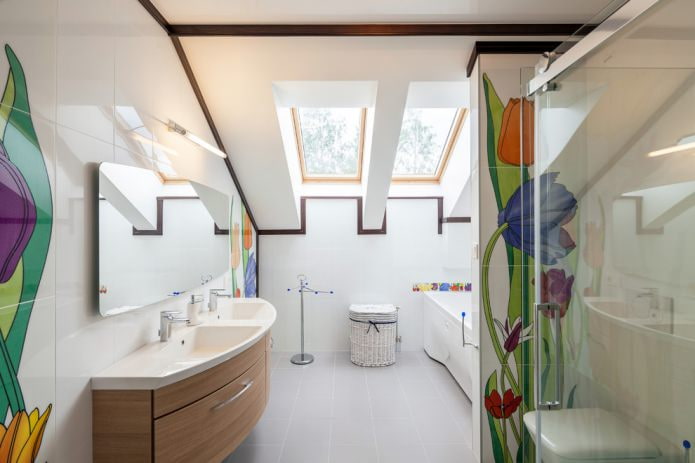 Moderne stil på loftet badeværelse