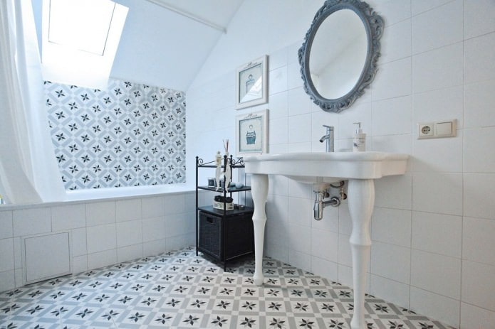 vaaleanharmaa kylpyhuoneen sisustus koristeellisilla laatoilla