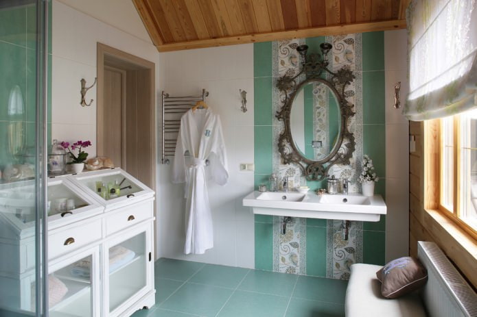 vonios kambarys baltos ir smaragdo spalvos