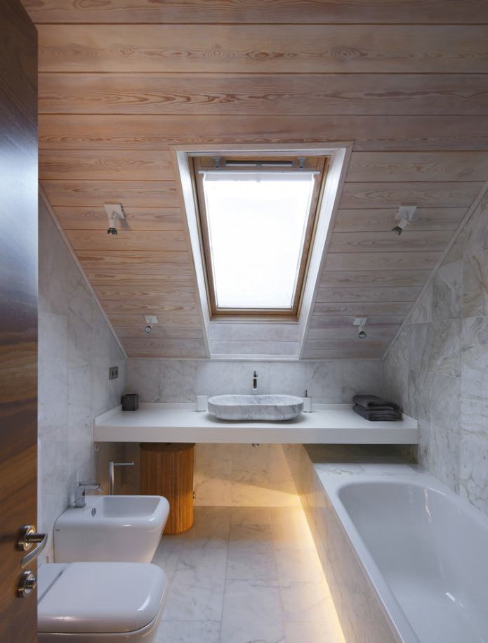 חדר אמבטיה קטן בקומת עליית הגג