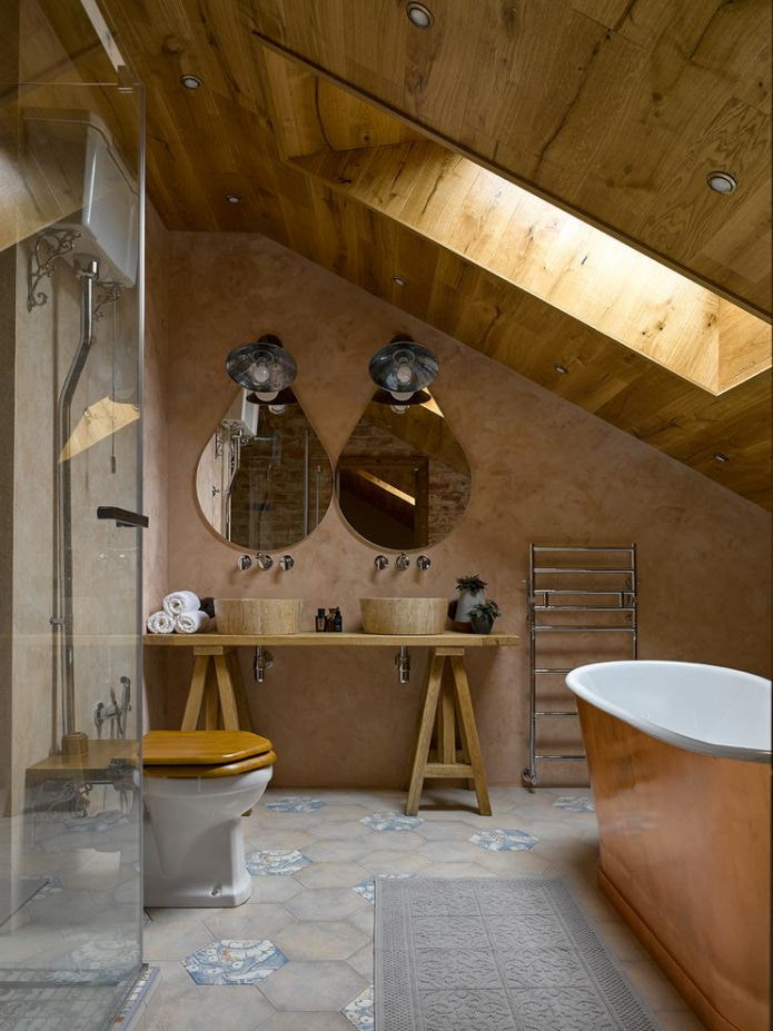 houten plafonddecoratie in de badkamer