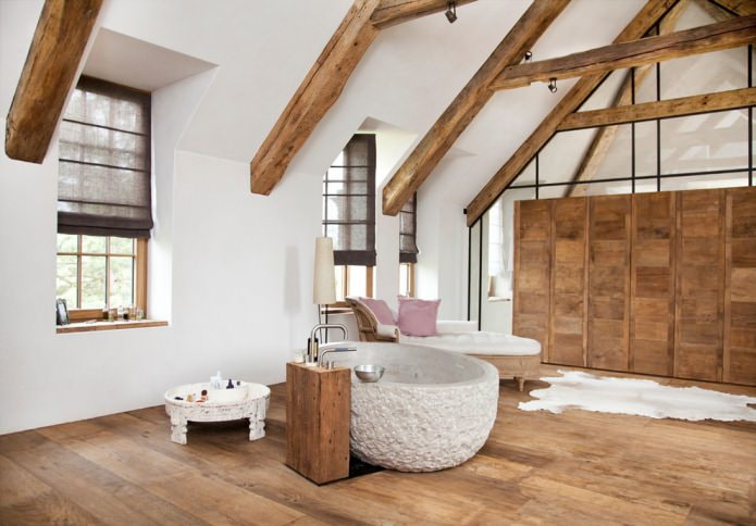 badeværelse på loftet i hvide og brune toner