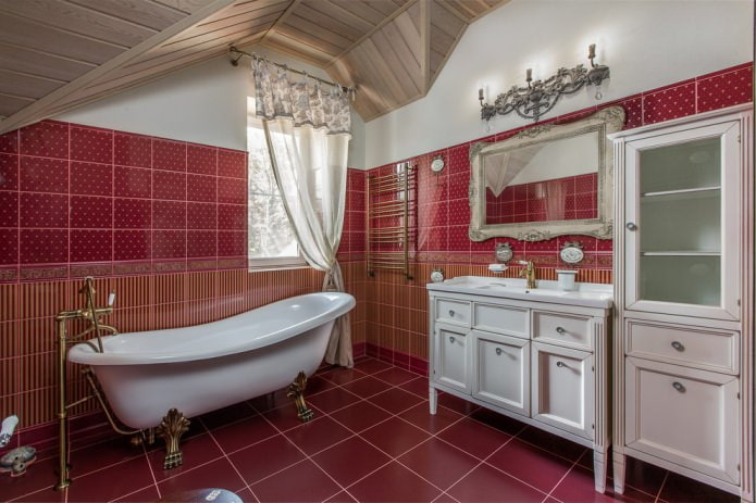 raudonas mansardinis vonios kambarys