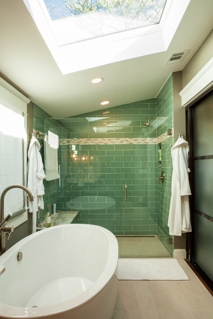 žalias mansardinis vonios kambarys