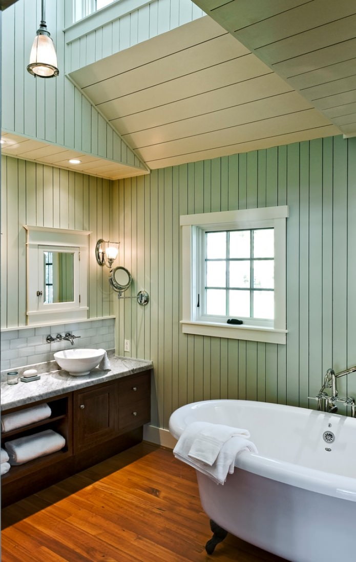 zaļa mansarda vannas istaba