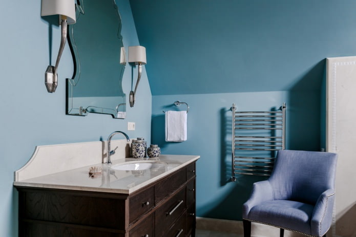 חדר אמבטיה בעליית גג כחול