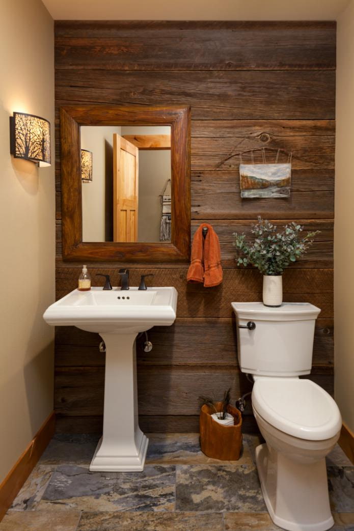 קישוט קיר עץ בשירותים