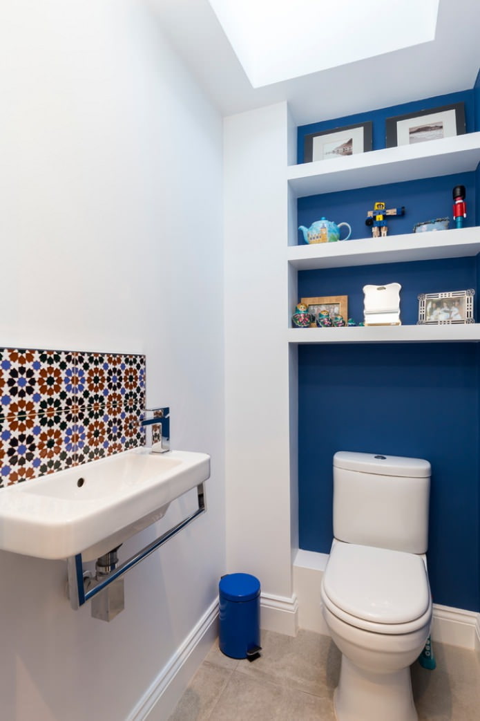 kylpyhuoneen sininen ja valkoinen maalaus