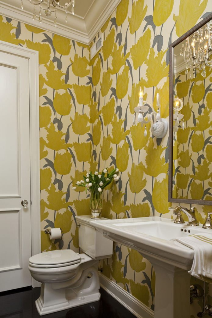 giấy dán tường màu vàng trong phòng tắm