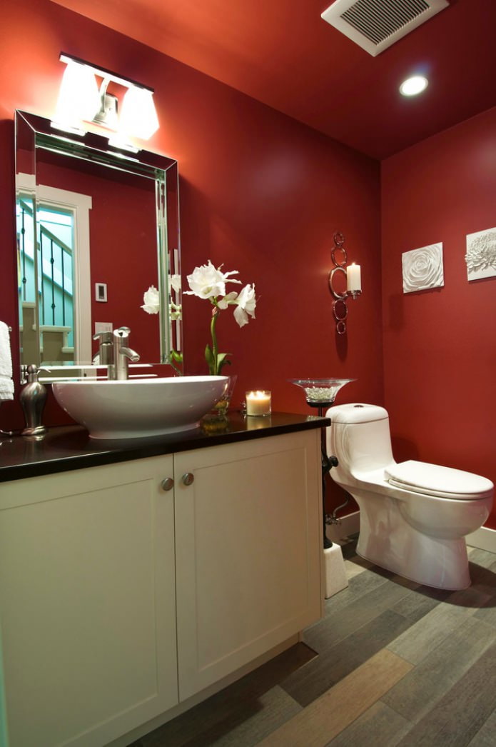 Raudona spalva vonios kambario interjere
