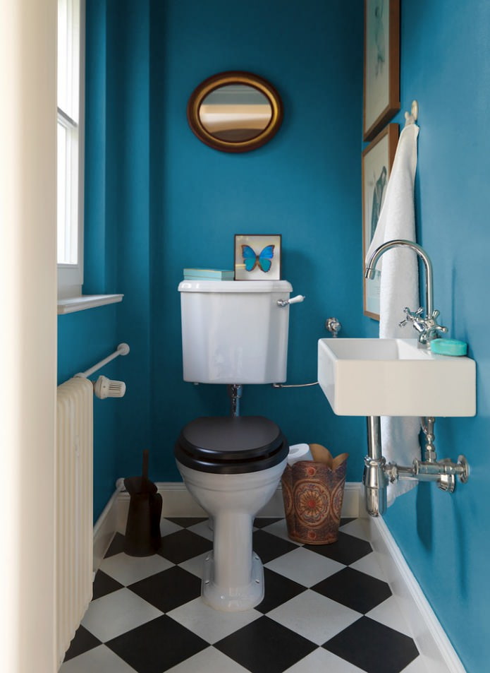 modré steny na toalete