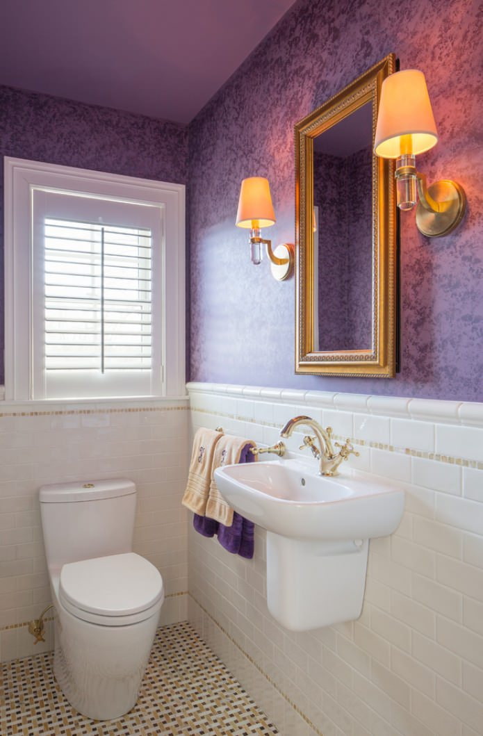 лилав тапет в тоалетната