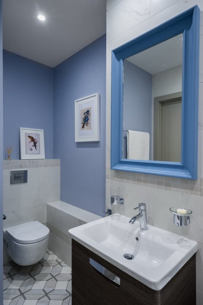 pareti blu nella toilette