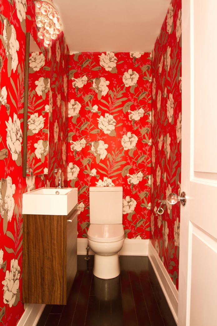 czerwona tapeta w toalecie