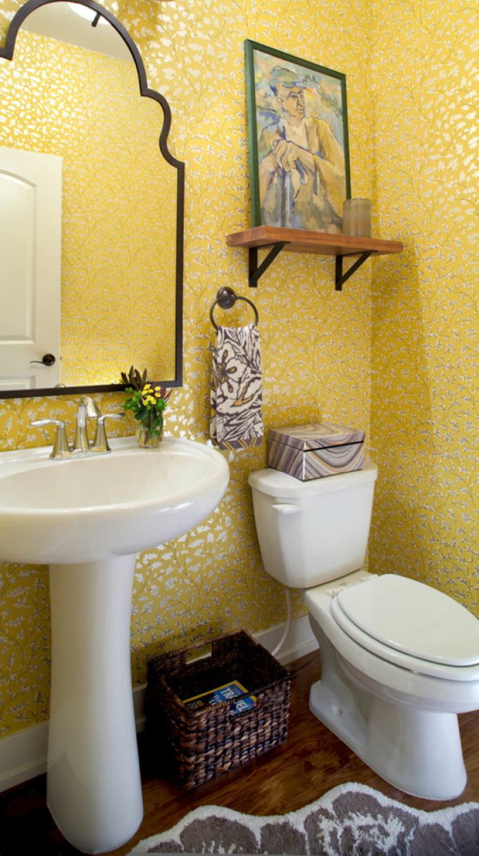 geltoni tapetai vonios kambaryje