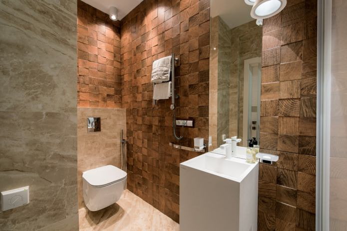 moderne kleine badkamer met houten wanddecoratie