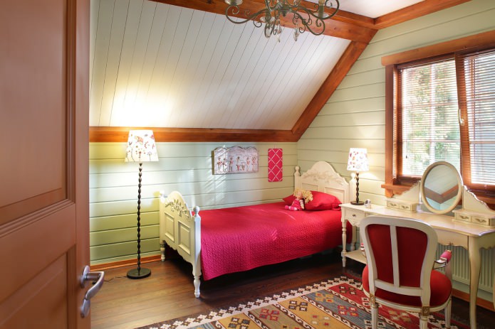 חדר השינה של הילדה בעליית הגג בסגנון כפרי אמריקאי