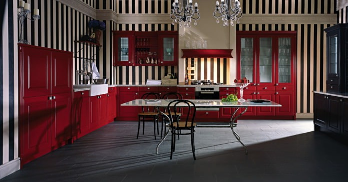 bếp màu đỏ tía và đen với giấy dán tường sọc