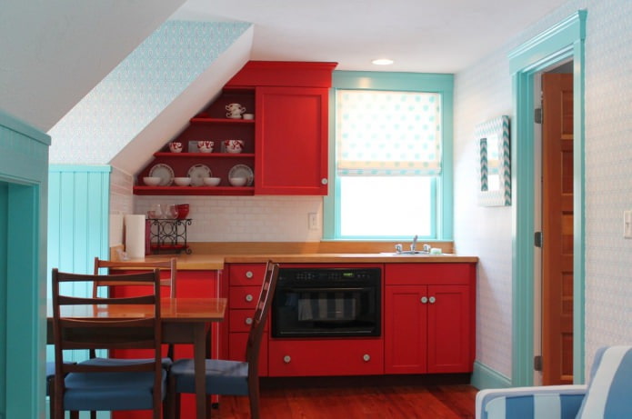 modrá a biela tapeta v kuchyni s červenými fasádami