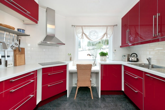 záclony v kuchyni s červenými fasádami