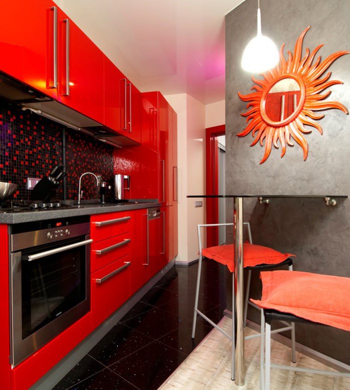 kleine keuken in rode tinten