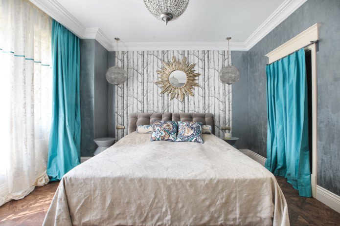 habitació gris amb cortines de color turquesa
