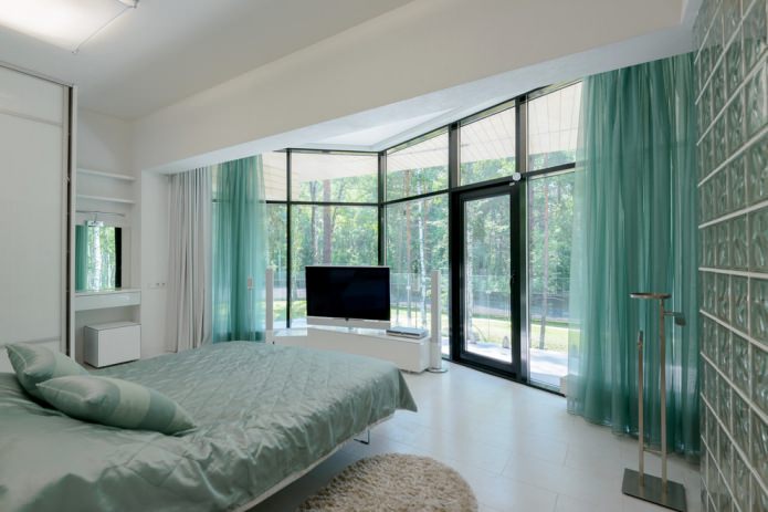 غرفة نوم داخلية باللون الرمادي الفيروزي مع الأورجانزا