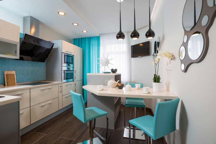 keuken met witte set en witte en turquoise gordijnen