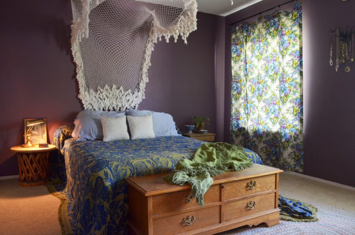 sypialnia w kolorze fioletowym z ażurowym baldachimem i komodą