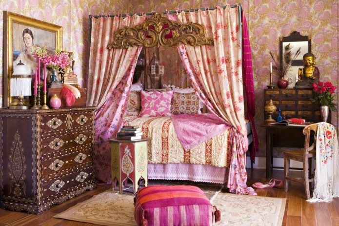 غرفة نوم وردية مع زخرفة جدارية وورق حائط ملون منقوش