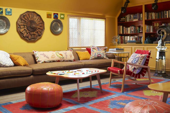 غرفة معيشة بجدران صفراء