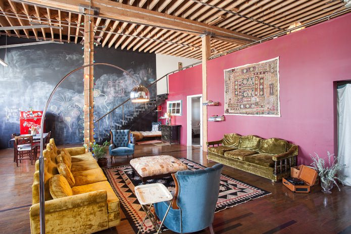růžové stěny v obývacím pokoji