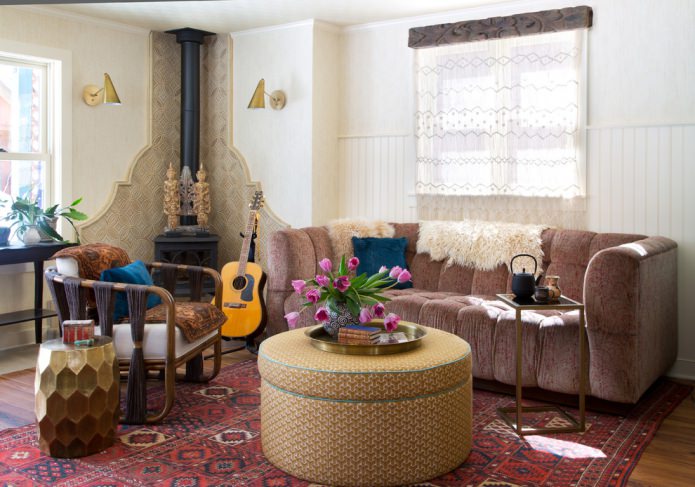 ruda sofa boho stiliaus kambaryje