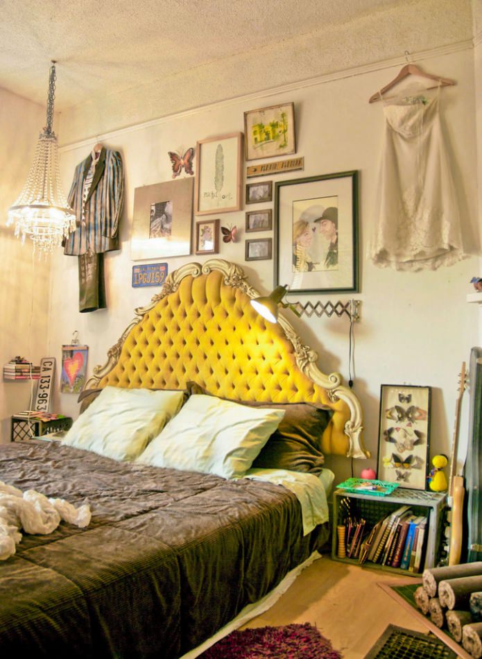 dormitor în stil boho cu tăblie galbenă