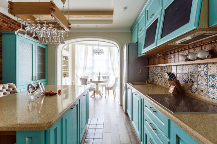 intérieur de cuisine de couleur turquoise avec majolique sur un tablier de cuisine