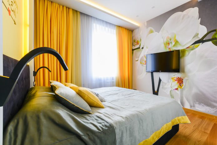 ložnice se žlutými závěsy a fotomurálemi