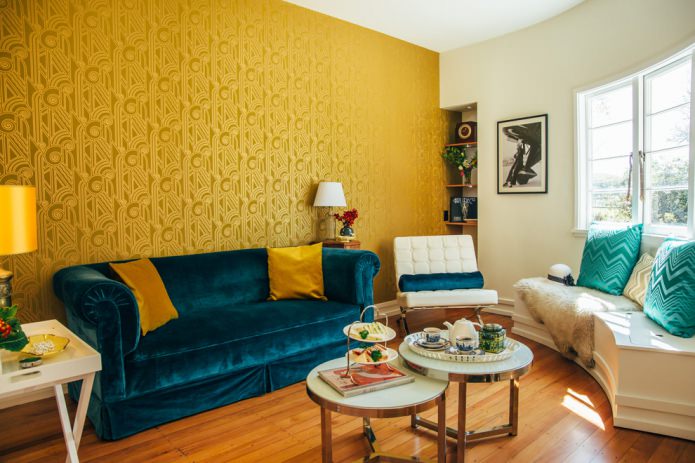 giấy dán tường màu vàng và ghế sofa màu xanh ngọc