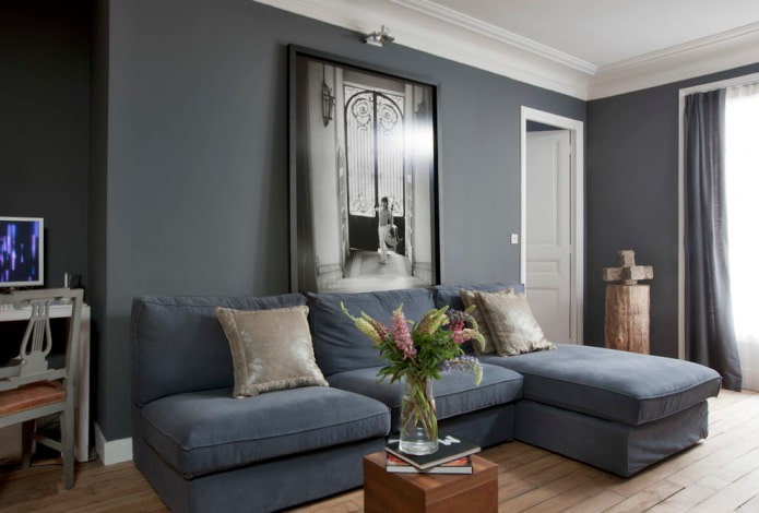 ghế sofa màu xám trong nội thất phòng khách hiện đại