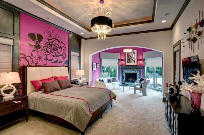 Pereții gri-roz din dormitor