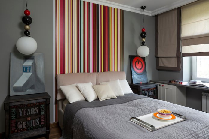 daudzkrāsaina svītraina siena gultas galā